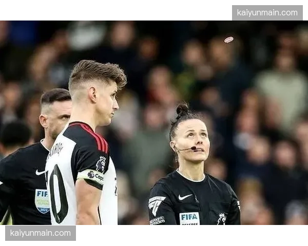 人物通讯：对话英超首位女性主裁判丽贝卡·韦尔奇，谈执法技术演进与赛场沟通