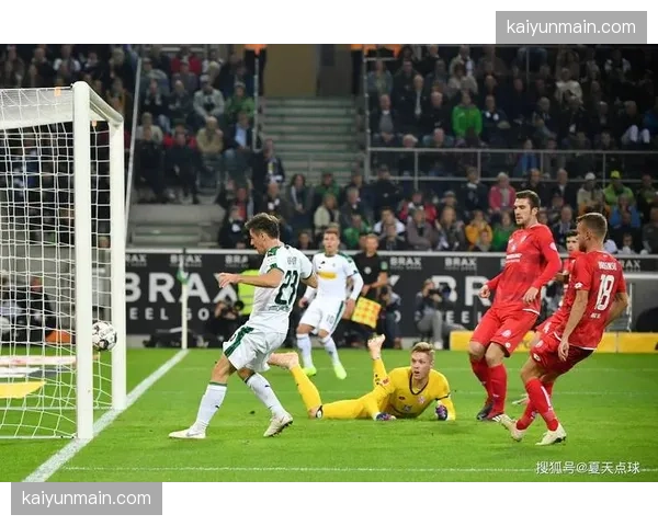 即时：美因茨vs门兴半场战罢，主队凭借高效的5-3-2防守反击取得一球领先